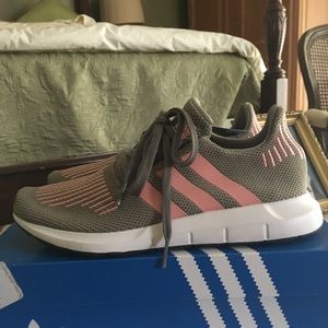 Adidas Swift Run women’s